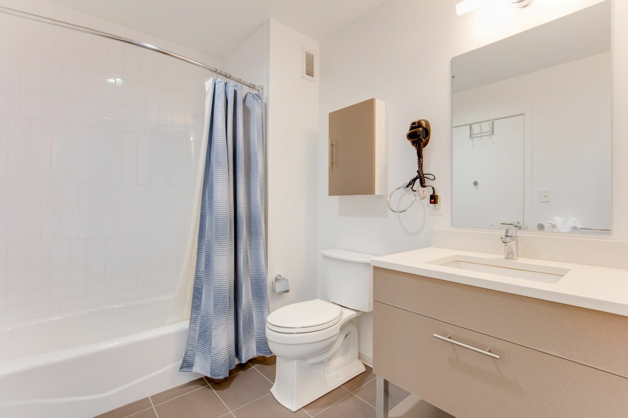 Global Luxury Suites At Kendall East Кембридж Экстерьер фото